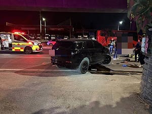 高雄凌晨自小客疑路邊起步撞機車　騎士送醫不治