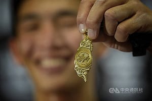 獎牌、獎盃都是台灣形狀　世界室內拔河賽有記憶點