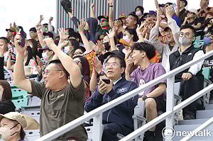 中職熱身賽亞太棒球場開打  黃偉哲進場為統一獅加油邀球迷進場挺獅