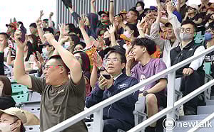 中職熱身賽亞太棒球場開打  黃偉哲進場為統一獅加油邀球迷進場挺獅