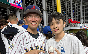 (影)日本WBC出局真相？台南Josh現身邁阿密應援 網笑：找到原因了