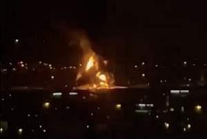(影) 無人機襲擊杜拜機場！ 油槽起火夜空染橘