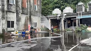 基隆停工廠區氨氣外洩飄刺鼻味　消防射水霧警戒