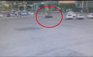 台中三寶誇張逆向釀大塞車！科技執法全都錄 網驚：駕照雞腿換的