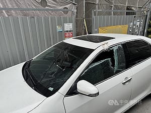 台中工地鋼筋掉落砸車毀民宅　市府勒令停工開罰
