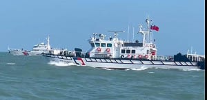 （影）中國海警4艘船編隊闖金門限制水域  海巡全程併航強勢驅離