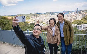 蔡英文基隆健行俯瞰軍港西遷新貌　童子瑋：向「師傅」林右昌學習