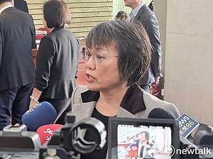 李貞秀質詢中與陳智菡咬耳朵　劉世芳平淡：沒看法