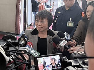 遭記者麥克風觸身 劉世芳罕見面露不悅：退後點、我覺得受騷擾