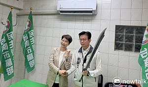 南市長提名人陳亭妃拜會民進黨南市黨部  主委郭國文持屠龍刀籲全力對抗國民黨