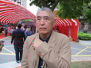 名導柯一正不滿車庫被擋憤而砸車！ 打凹車門被依毀損罪起訴