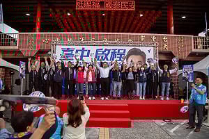 何欣純本命區「秀肌肉」 江啟臣大里連辦兩場見面會