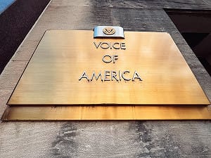 跟川普對做！ 美聯邦法官下令：恢復美國之音千名員工職務