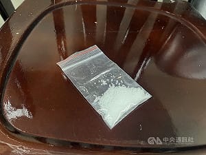 淡水警破獲賭場疑見毒品　賭客急澄清是求好運鹽巴