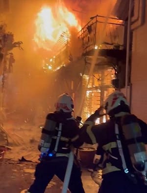 嘉義市清晨惡火延燒13戶！1人傷燙傷送醫 2原因增救火難度