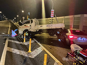 台74小貨車與轎車擦撞後撞護欄又追撞　3傷送醫
