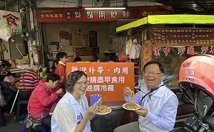 拚嘉義市長藍白合出線！張啓楷掃街  蔡壁如陪同爭取支持