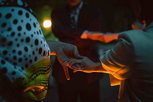 (影)《死亡之握：鬼牽手》配樂太恐怖！李英宏驚傳身體不適「三度入廟祈福」