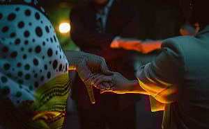 (影)《死亡之握：鬼牽手》配樂太恐怖！李英宏驚傳身體不適「三度入廟祈福」