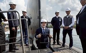 登上海鯤號  賴清德：在野黨應通過不打折、不放水的政院版國防特別條例