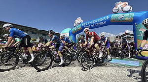 自由車環台公路賽到花東  民眾扮超人為選手加油