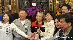 李洋媽媽驚喜現身送「金牌高粱」 蘇巧慧帶動綠中和議員有望3席全上 