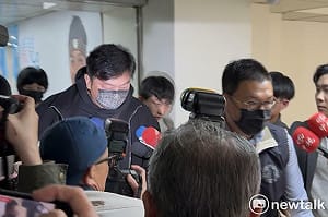 （影）疑涉詐領助理費遭搜索　李傅中武戴口罩、低頭不發一語 