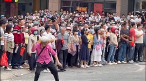 (影)傳殯葬設置惹警民衝突  廣東白髮老奶奶擲石砸鎮暴警