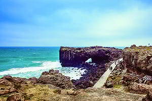 澎湖小門鯨魚洞坍塌危機！玄武岩柱體崩落  澎管處暫封閉