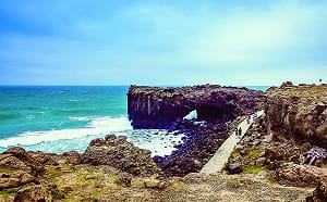 澎湖小門鯨魚洞坍塌危機！玄武岩柱體崩落  澎管處暫封閉