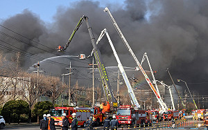 死亡名單擴大！大田工廠惡火奪10命　結構恐塌、員工跳樓逃生