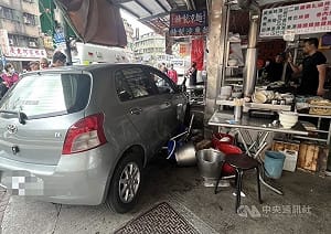 小客車衝入北市信義區麵店　2人受傷送醫