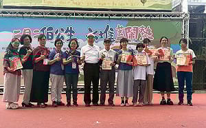 六堆園區疊盤花敬伯公    湖畔千人野餐看表演