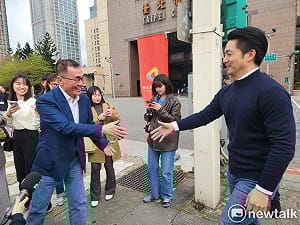 重逢李四川笑開懷 蔣萬安：多吃「川貝」枇杷膏