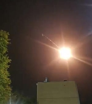 （影）「金鐘罩」神話破滅！伊朗飛彈襲擊以色列「傳說中的核武鎮」