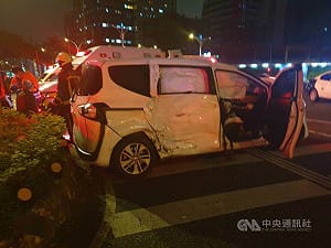 北市中正區車禍　男子疑闖紅燈撞計程車釀5傷