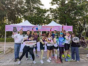 台灣國旗現身峴港馬拉松  設台味零食補給站選手驚喜