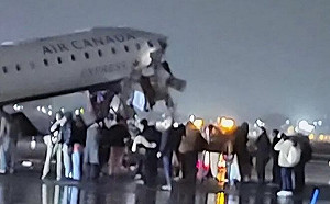 （影）飛機撞消防車！紐約機場嚴重事故  至少2死70傷