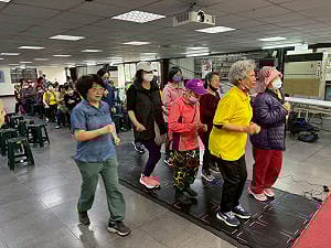 (影) 社區樂齡動健康新玩法! 長者踩地墊玩「踩蟑螂」拚反應力