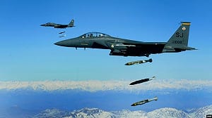 （影）炸彈快用光? 以用50年前炸彈續攻擊 美轟伊空軍基地傳逾百人亡