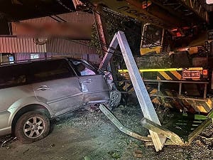 恆春男酒駕高速撞進吊車行不治　殃及犬隻傷重亡