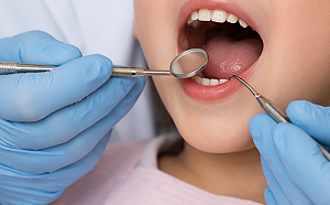 家長怒了！牙醫對女童耳語「送妳叔叔的心」　遭疑戀童關帳道歉