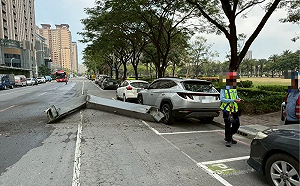 高雄富邦工地又傳工安意外！鋼筋砸2車1移工遭壓死 工務局勒令停工