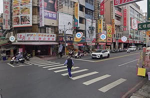 高雄女脫衣過馬路還跳舞！脫序行為被送醫檢查