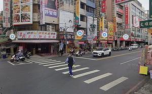 高雄女脫衣過馬路還跳舞！脫序行為被送醫檢查