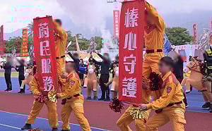 被要求舉「榛心守護、蔚民服務」布條  促進會轟：消防員不是徐榛蔚作秀工具