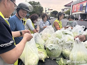 銅板挺農民吃菜顧健康  賴惠員林宜瑾朱正軒義賣高麗菜支持在地農產