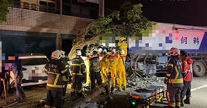 飼料車撞高雄阿蓮區電桿　駕駛不治、291戶停電