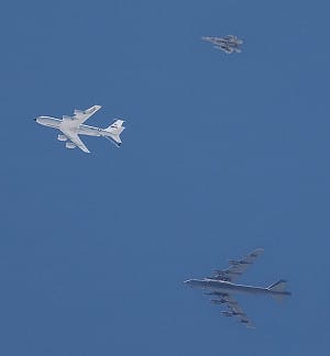 同框現身！美軍「2.0版」猛禽＋攜LRSO核飛彈B-52  應對亞太衝突升級進化