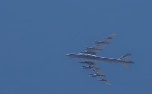 同框現身！美軍「2.0版」猛禽＋攜LRSO核飛彈B-52  應對亞太衝突升級進化